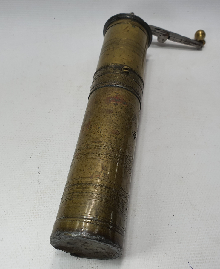 OSMANLI DÖNEMİ ÜZERİNDE OSMANLI DEVLET ARMASI VE İBRANİCE YAZI BULUNAN KAHVE DEĞİRMENİ 