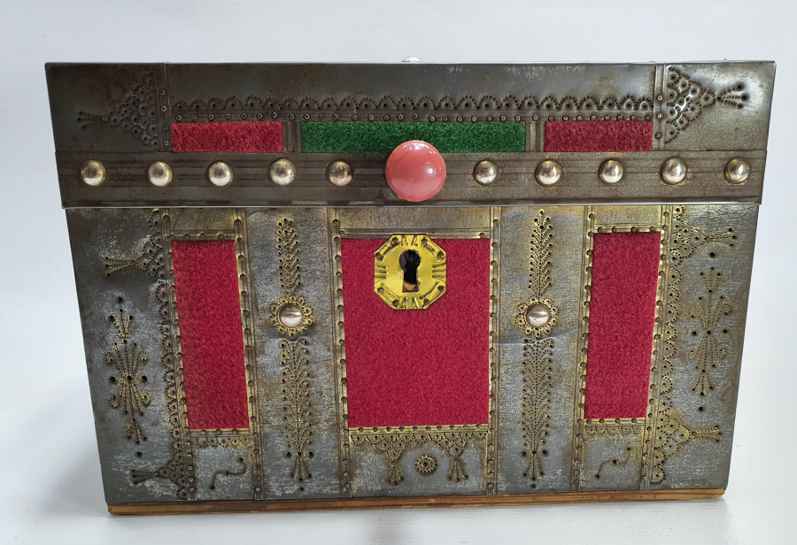 OSMANLI DÖNEMİ ÜZERİNDE SELVİ VE ÇARKIFELEK MOTİFLERİ BULUNAN ÇOK NADİR SÖZ SANDIĞI