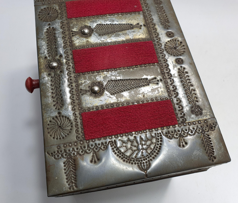 OSMANLI DÖNEMİ ÜZERİNDE SELVİ VE ÇARKIFELEK MOTİFLERİ BULUNAN ÇOK NADİR SÖZ SANDIĞI