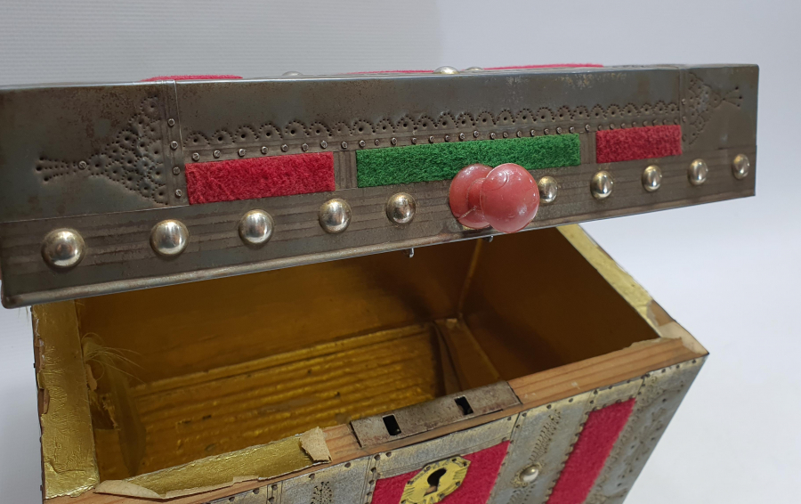 OSMANLI DÖNEMİ ÜZERİNDE SELVİ VE ÇARKIFELEK MOTİFLERİ BULUNAN ÇOK NADİR SÖZ SANDIĞI