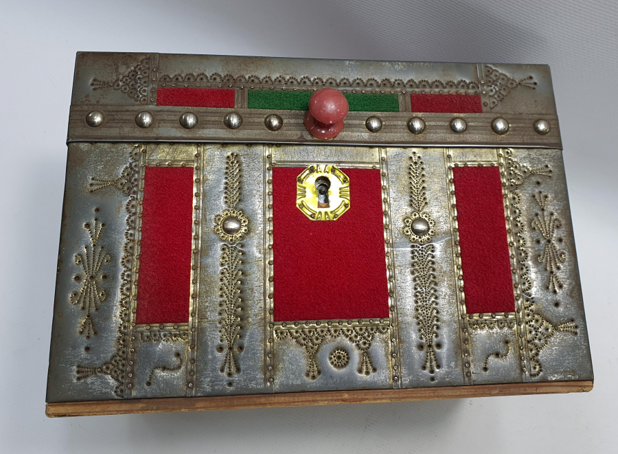 OSMANLI DÖNEMİ ÜZERİNDE SELVİ VE ÇARKIFELEK MOTİFLERİ BULUNAN ÇOK NADİR SÖZ SANDIĞI