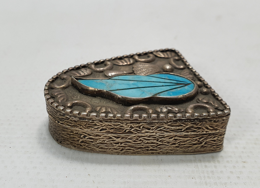 ÜZERİ TURKUAZ TAŞLI GÜMÜŞ ENFİYE KUTUSU