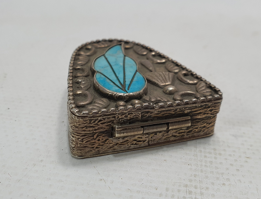 ÜZERİ TURKUAZ TAŞLI GÜMÜŞ ENFİYE KUTUSU