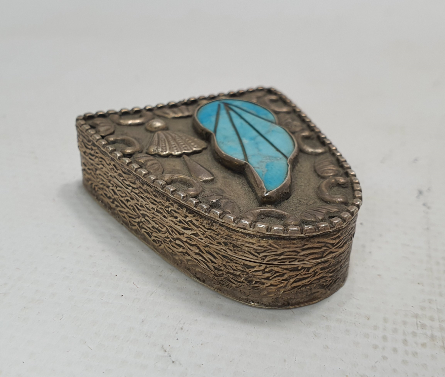 ÜZERİ TURKUAZ TAŞLI GÜMÜŞ ENFİYE KUTUSU