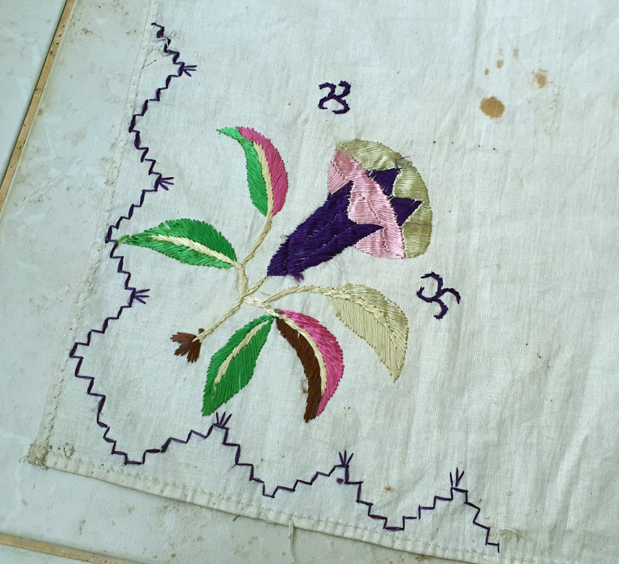 ÜZERİNDE ÇARKI FELEK MOTİFLERİ OLAN İPEK İPLERLE İŞLENMİŞ OSMANLI DÖNEMİ ÇEVRE