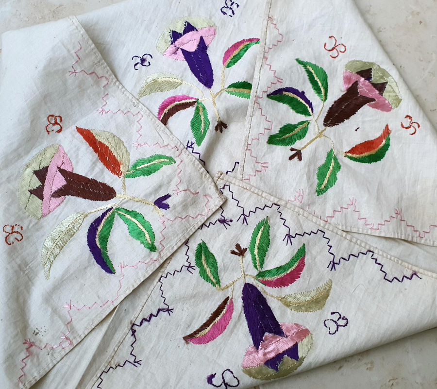 ÜZERİNDE ÇARKI FELEK MOTİFLERİ OLAN İPEK İPLERLE İŞLENMİŞ OSMANLI DÖNEMİ ÇEVRE