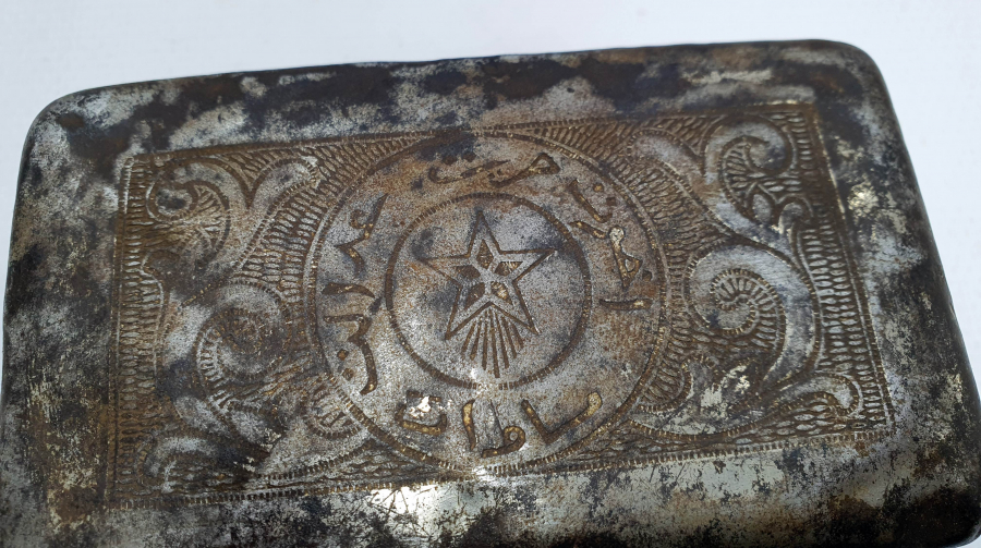 ÜZERİNDE OSMANLICA YAZILAR BULUNAN MEŞRUTİYET DÖNEMİ TÜTÜN TABAKASI