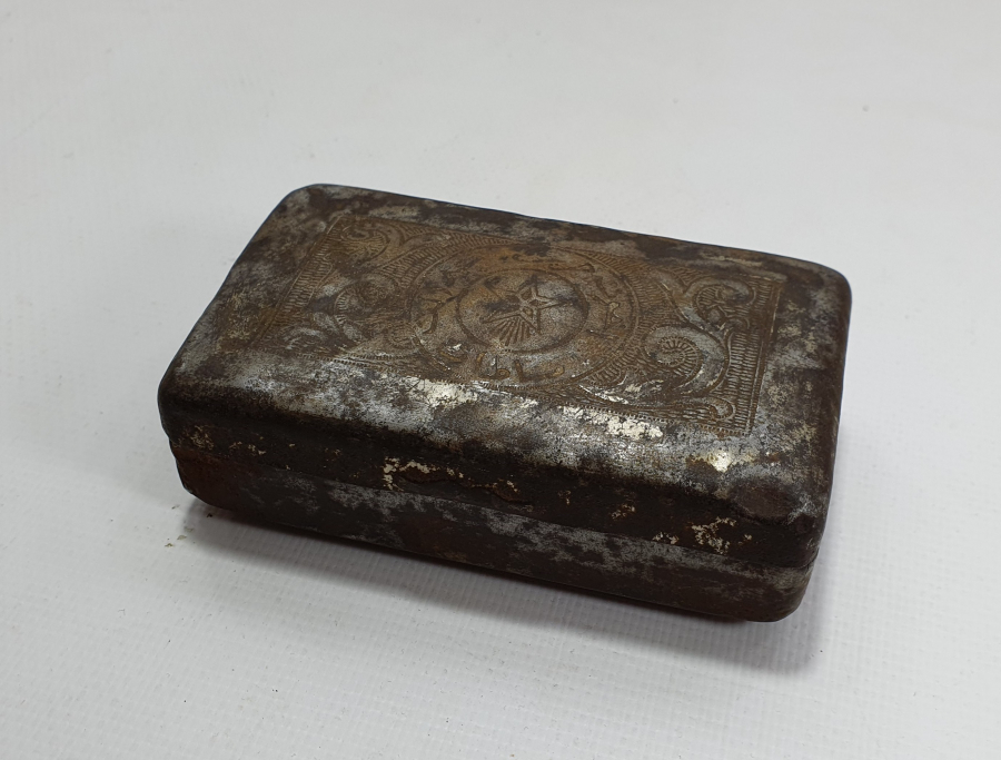 ÜZERİNDE OSMANLICA YAZILAR BULUNAN MEŞRUTİYET DÖNEMİ TÜTÜN TABAKASI