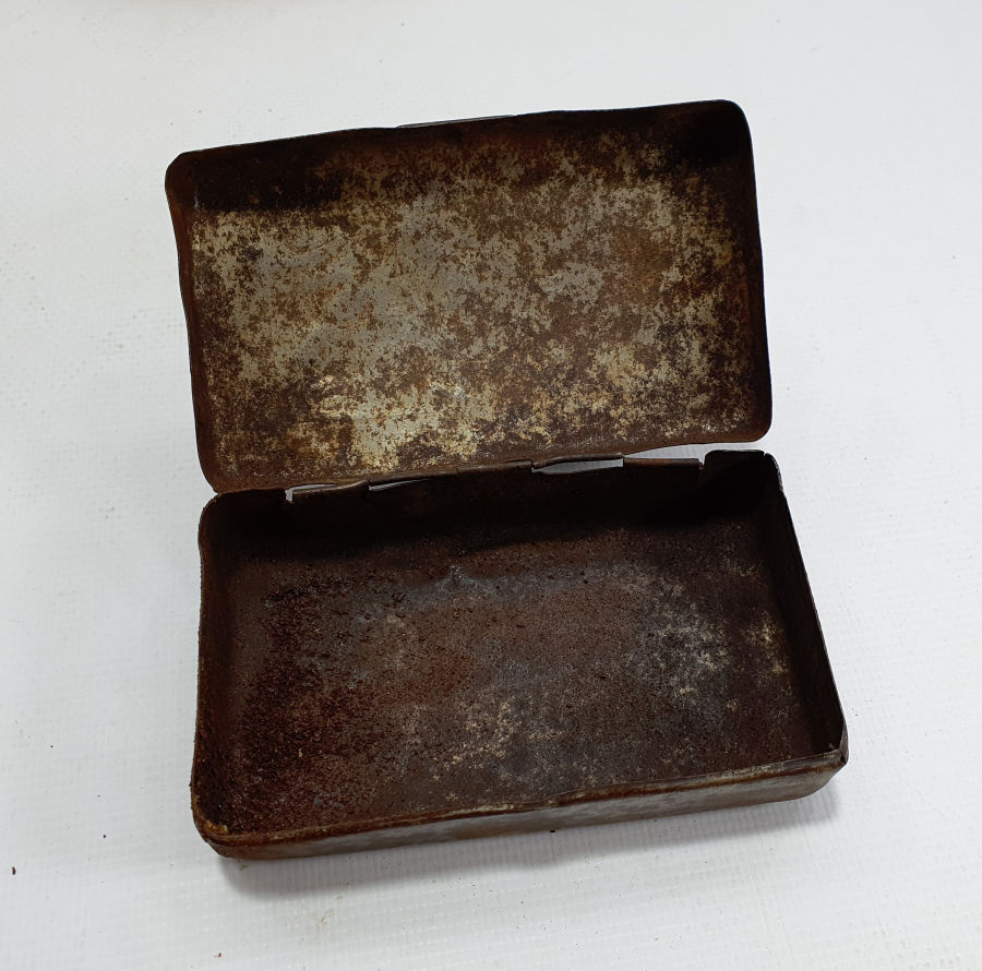 ÜZERİNDE OSMANLICA YAZILAR BULUNAN MEŞRUTİYET DÖNEMİ TÜTÜN TABAKASI