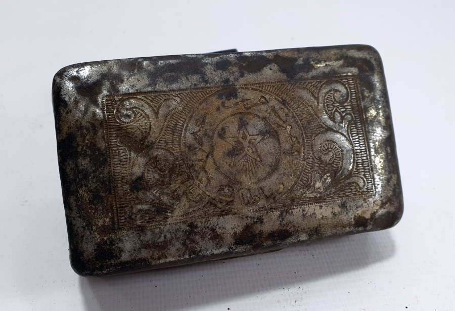 ÜZERİNDE OSMANLICA YAZILAR BULUNAN MEŞRUTİYET DÖNEMİ TÜTÜN TABAKASI