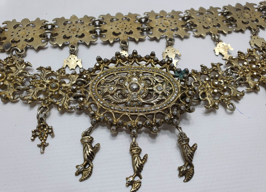 OSMANLI DÖNEMİ 1800 BAŞLAR ELİ BALTALI FİGÜRLÜ ÇOK NADİR GÜMÜŞ GELİN KEMERİ