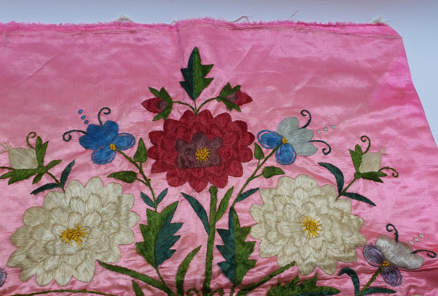 OSMANLI DÖNEMİ İPEK ATLAS ÜZERİNE YAPILMIŞ İŞLEME YASTIK