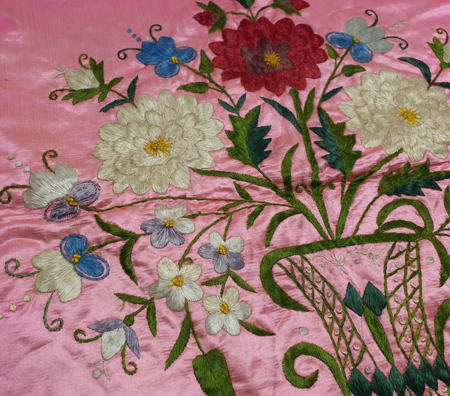 OSMANLI DÖNEMİ İPEK ATLAS ÜZERİNE YAPILMIŞ İŞLEME YASTIK