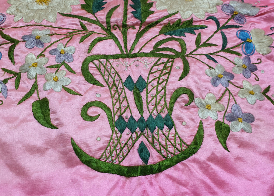 OSMANLI DÖNEMİ İPEK ATLAS ÜZERİNE YAPILMIŞ İŞLEME YASTIK