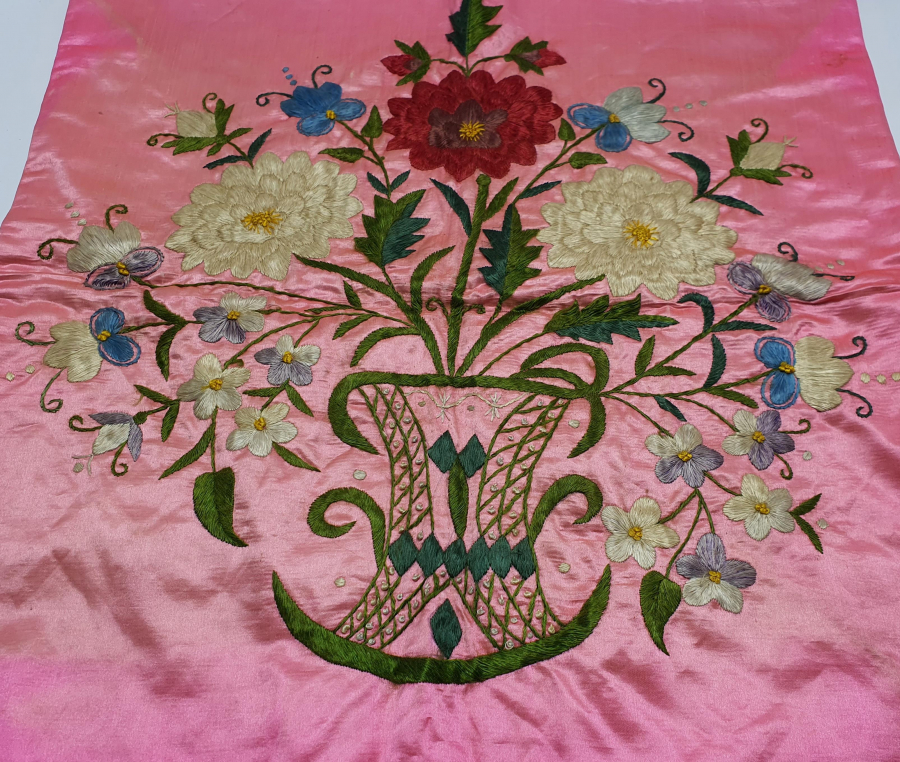 OSMANLI DÖNEMİ İPEK ATLAS ÜZERİNE YAPILMIŞ İŞLEME YASTIK