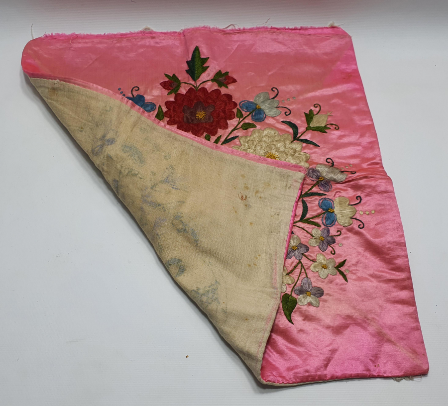 OSMANLI DÖNEMİ İPEK ATLAS ÜZERİNE YAPILMIŞ İŞLEME YASTIK