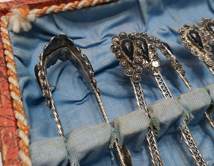 OSMANLI DÖNEMİ TELKARİ İŞÇİLİKLİ VE OLTU TAŞLI GÜMÜŞ ÇAY SETİ