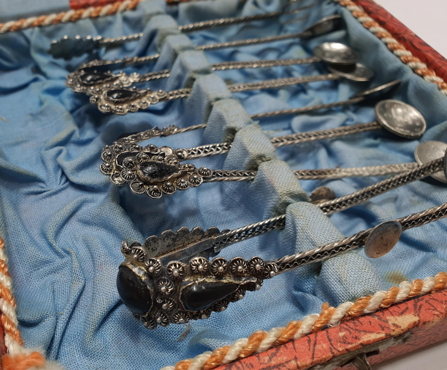 OSMANLI DÖNEMİ TELKARİ İŞÇİLİKLİ VE OLTU TAŞLI GÜMÜŞ ÇAY SETİ