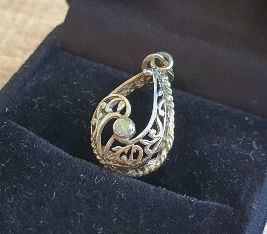 TESTERE İŞÇİLİKLİ ELMAS TAŞLI KOLYE