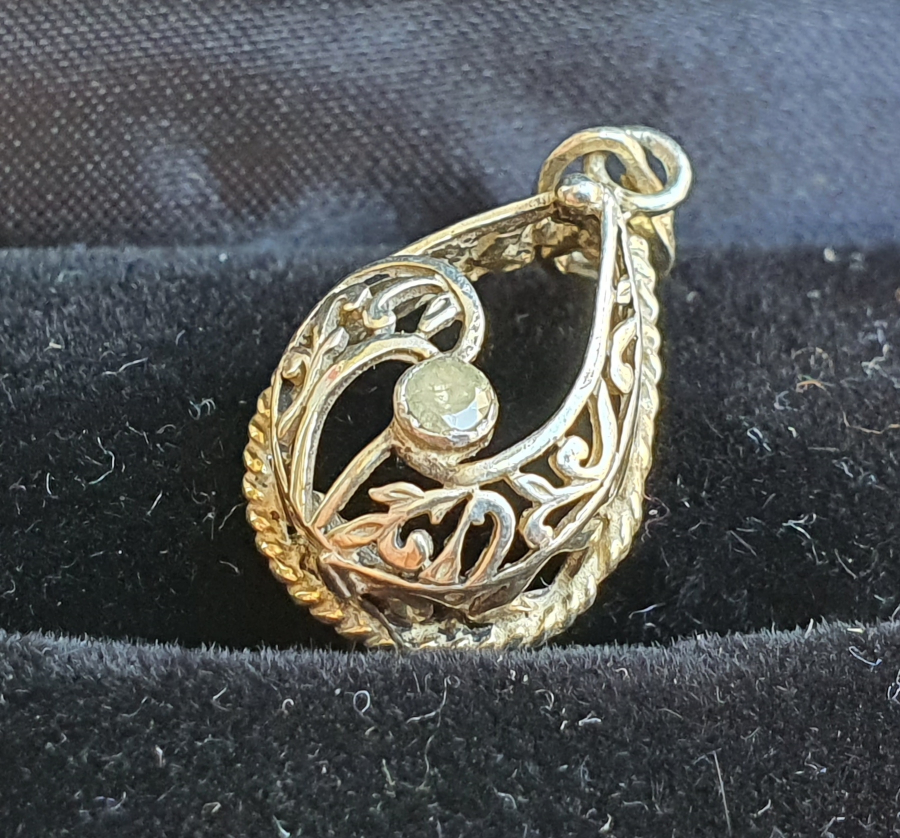 TESTERE İŞÇİLİKLİ ELMAS TAŞLI KOLYE