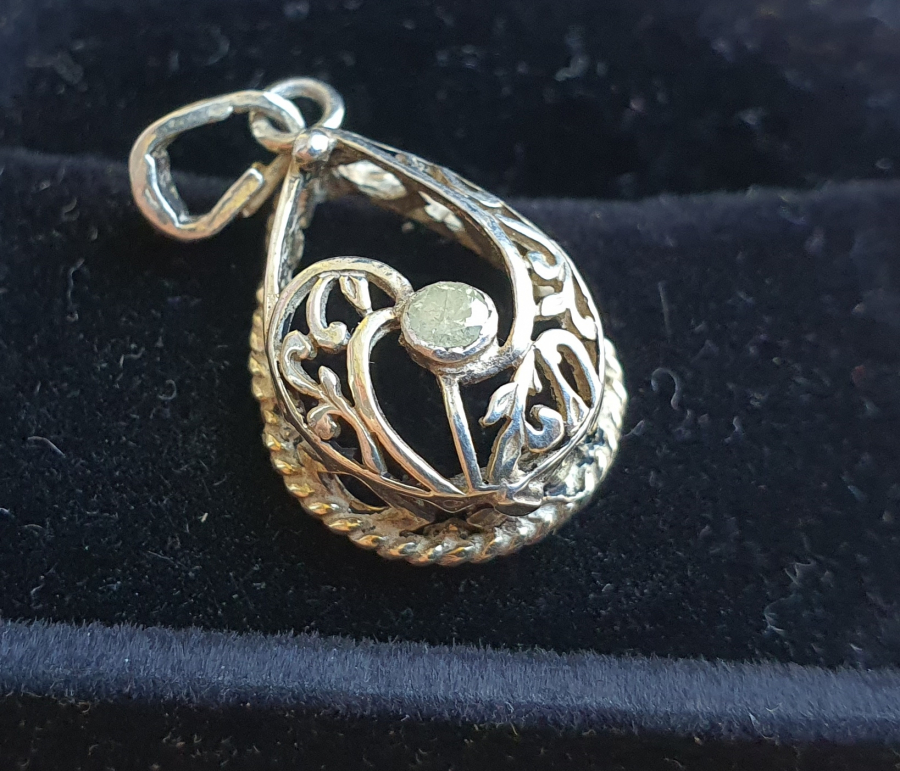 TESTERE İŞÇİLİKLİ ELMAS TAŞLI KOLYE