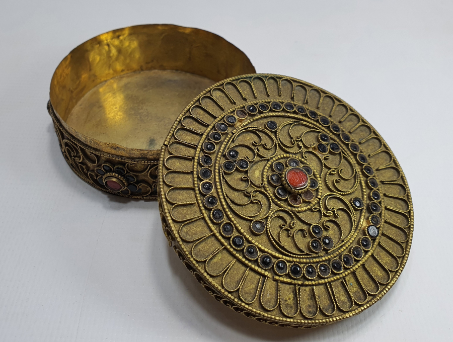 ÜZERİ MERCAN VE GRANAT TAŞLI TELKARİ İŞÇİLİKLİ ALTIN VERMEYLİ KUTU