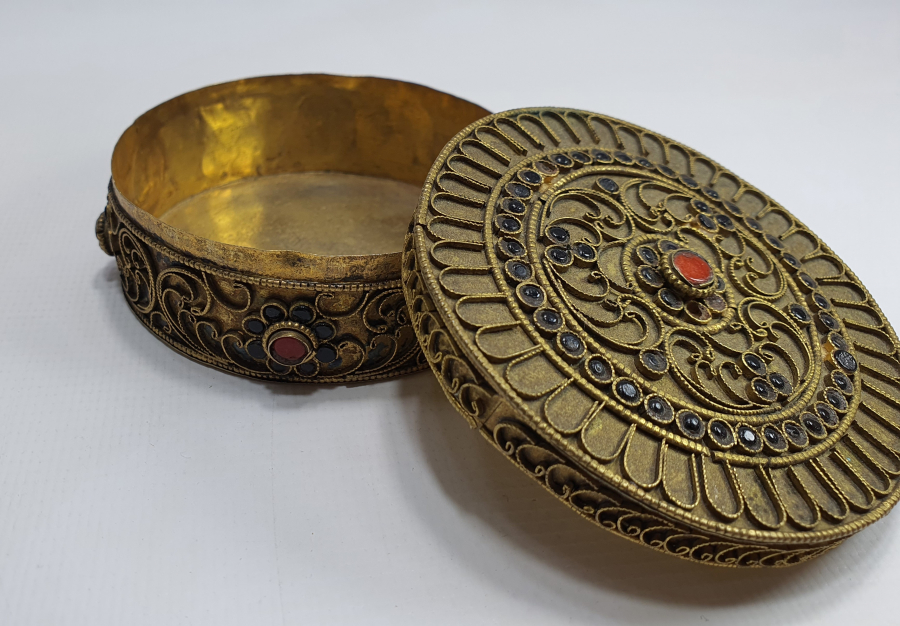 ÜZERİ MERCAN VE GRANAT TAŞLI TELKARİ İŞÇİLİKLİ ALTIN VERMEYLİ KUTU