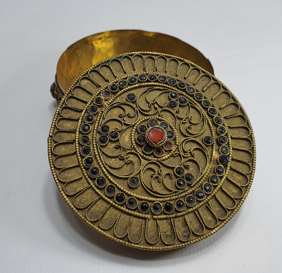 ÜZERİ MERCAN VE GRANAT TAŞLI TELKARİ İŞÇİLİKLİ ALTIN VERMEYLİ KUTU