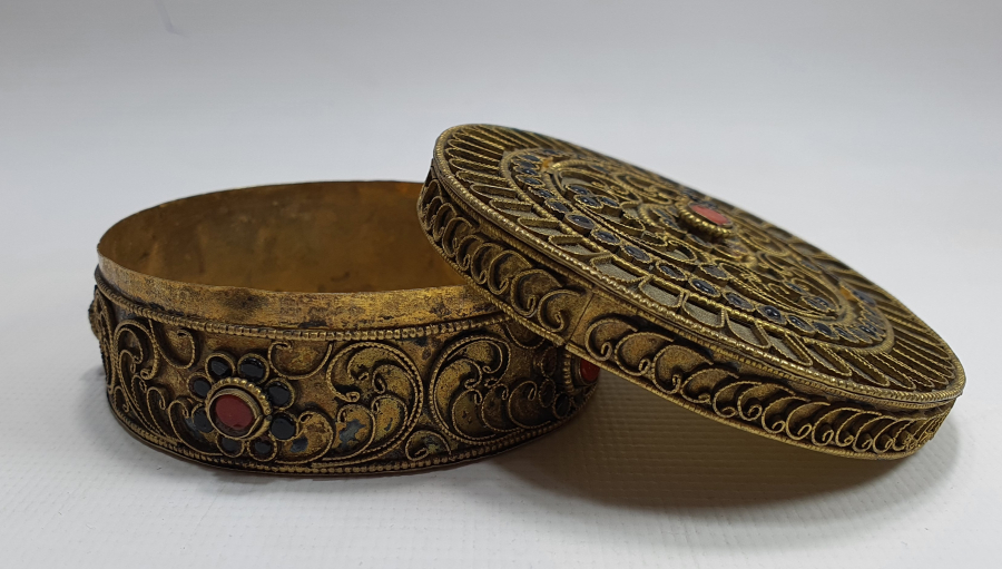 ÜZERİ MERCAN VE GRANAT TAŞLI TELKARİ İŞÇİLİKLİ ALTIN VERMEYLİ KUTU