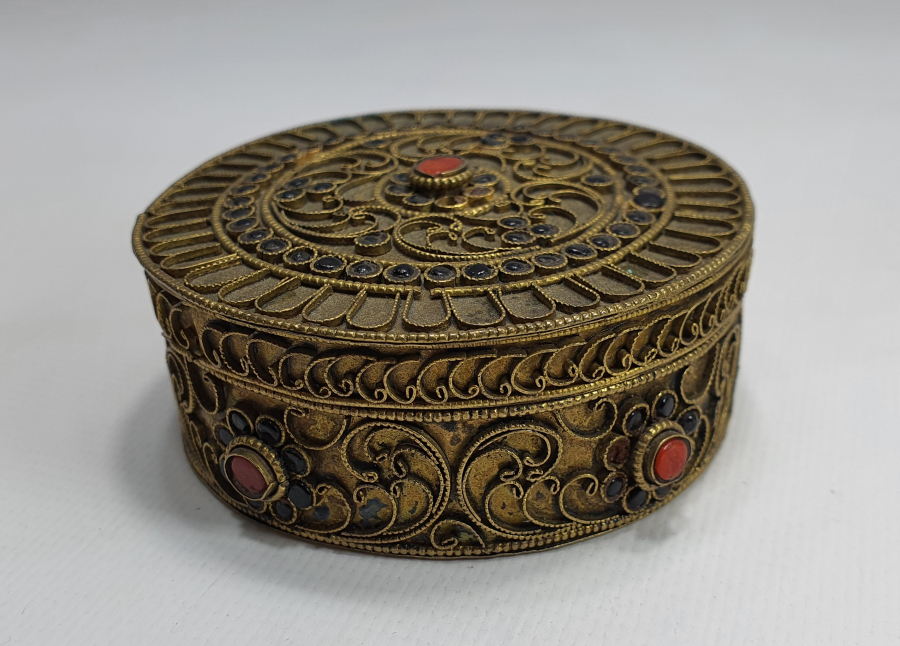 ÜZERİ MERCAN VE GRANAT TAŞLI TELKARİ İŞÇİLİKLİ ALTIN VERMEYLİ KUTU