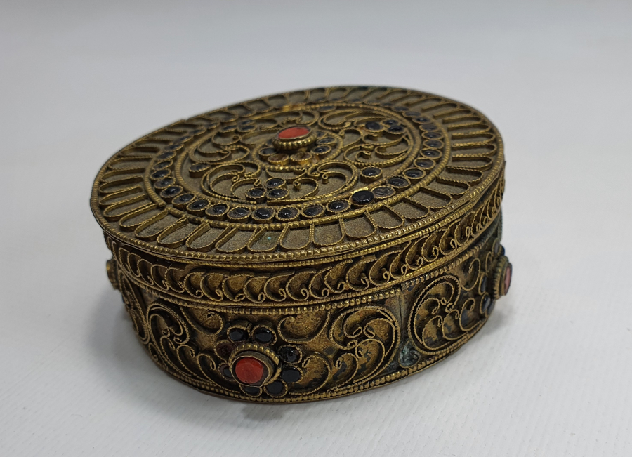 ÜZERİ MERCAN VE GRANAT TAŞLI TELKARİ İŞÇİLİKLİ ALTIN VERMEYLİ KUTU