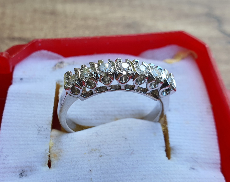 ÜZERİ ÖZEL KESİM PIRLANTALARLA SÜSLÜ 7 TAŞ