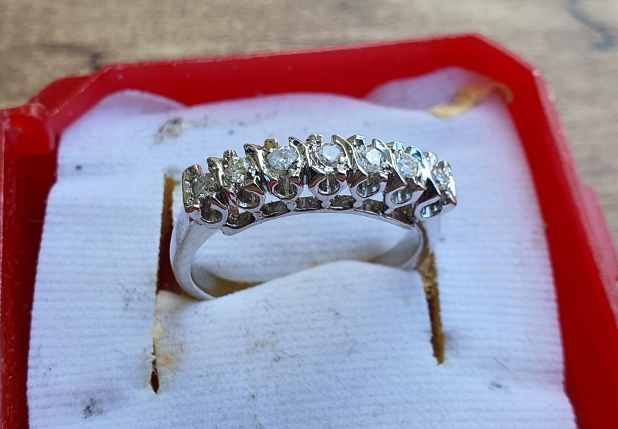 ÜZERİ ÖZEL KESİM PIRLANTALARLA SÜSLÜ 7 TAŞ