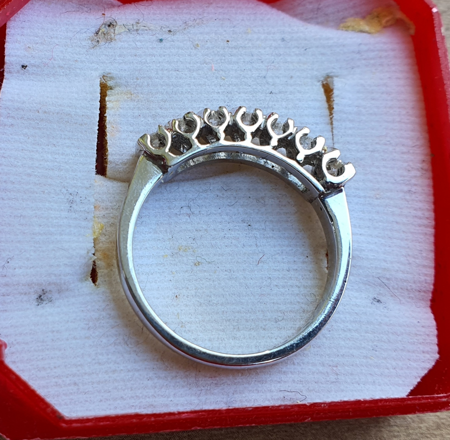 ÜZERİ ÖZEL KESİM PIRLANTALARLA SÜSLÜ 7 TAŞ