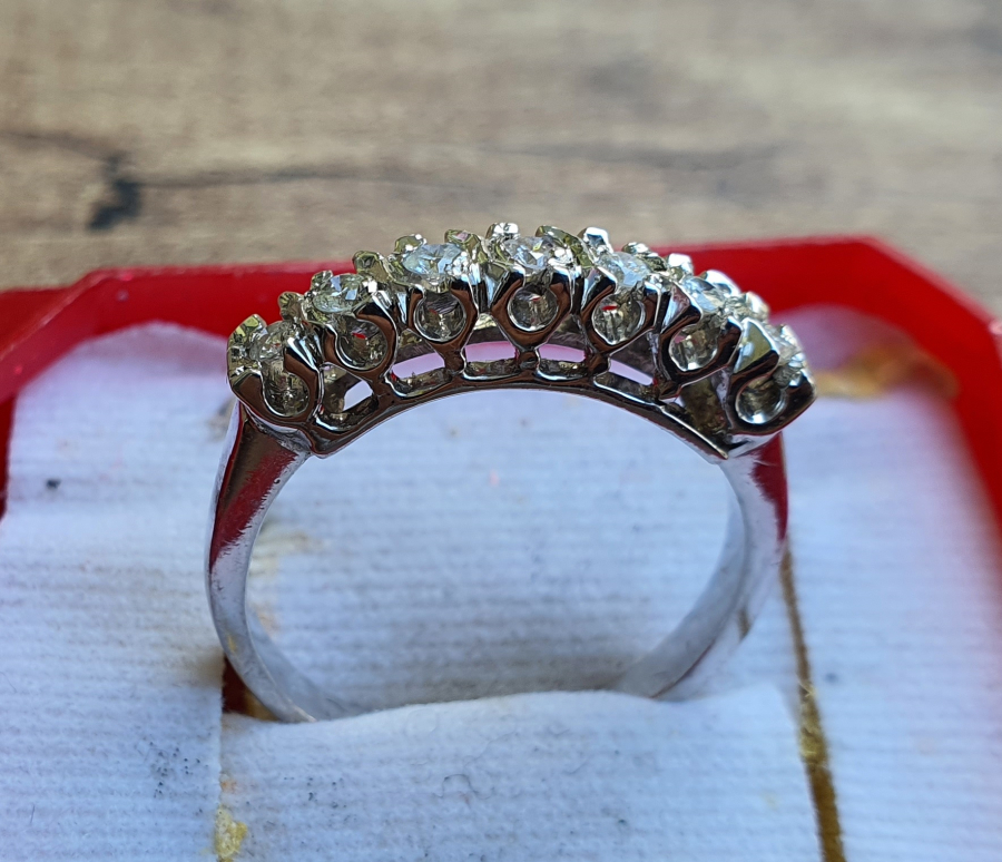 ÜZERİ ÖZEL KESİM PIRLANTALARLA SÜSLÜ 7 TAŞ