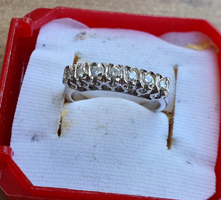 ÜZERİ ÖZEL KESİM PIRLANTALARLA SÜSLÜ 7 TAŞ