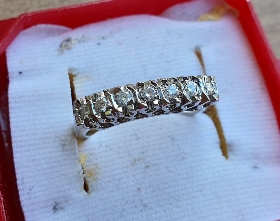 ÜZERİ ÖZEL KESİM PIRLANTALARLA SÜSLÜ 7 TAŞ