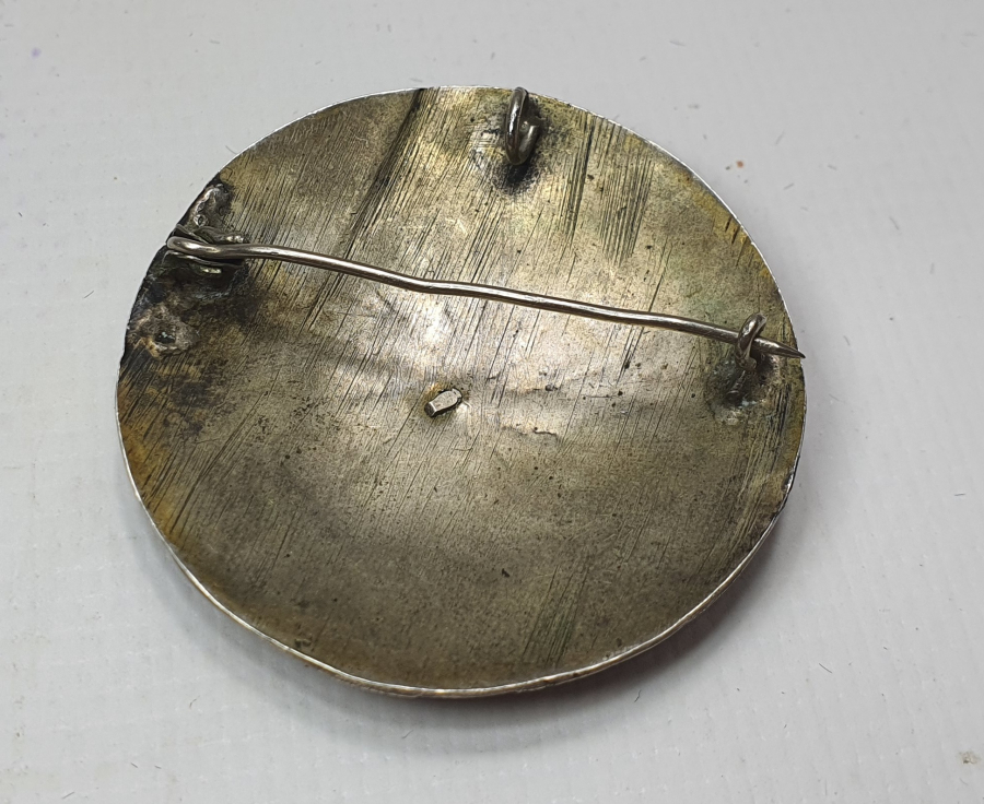 ÜZERİ SAVAT VE KALEM İŞÇİLİKLİ TUĞRALI GÜMÜŞ BROŞ