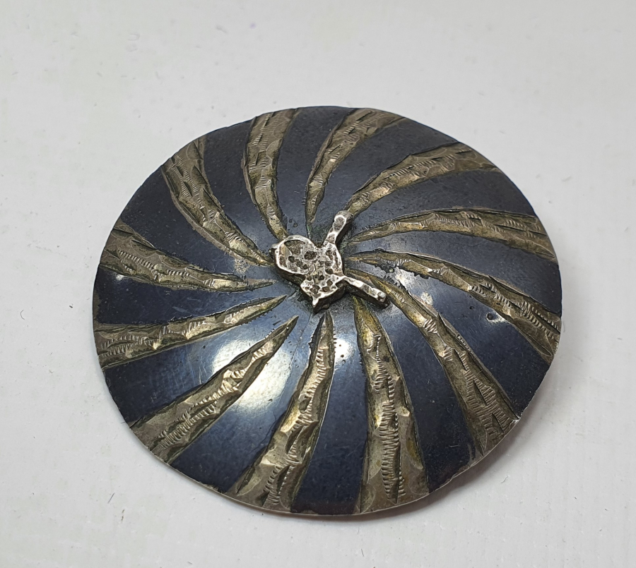 ÜZERİ SAVAT VE KALEM İŞÇİLİKLİ TUĞRALI GÜMÜŞ BROŞ