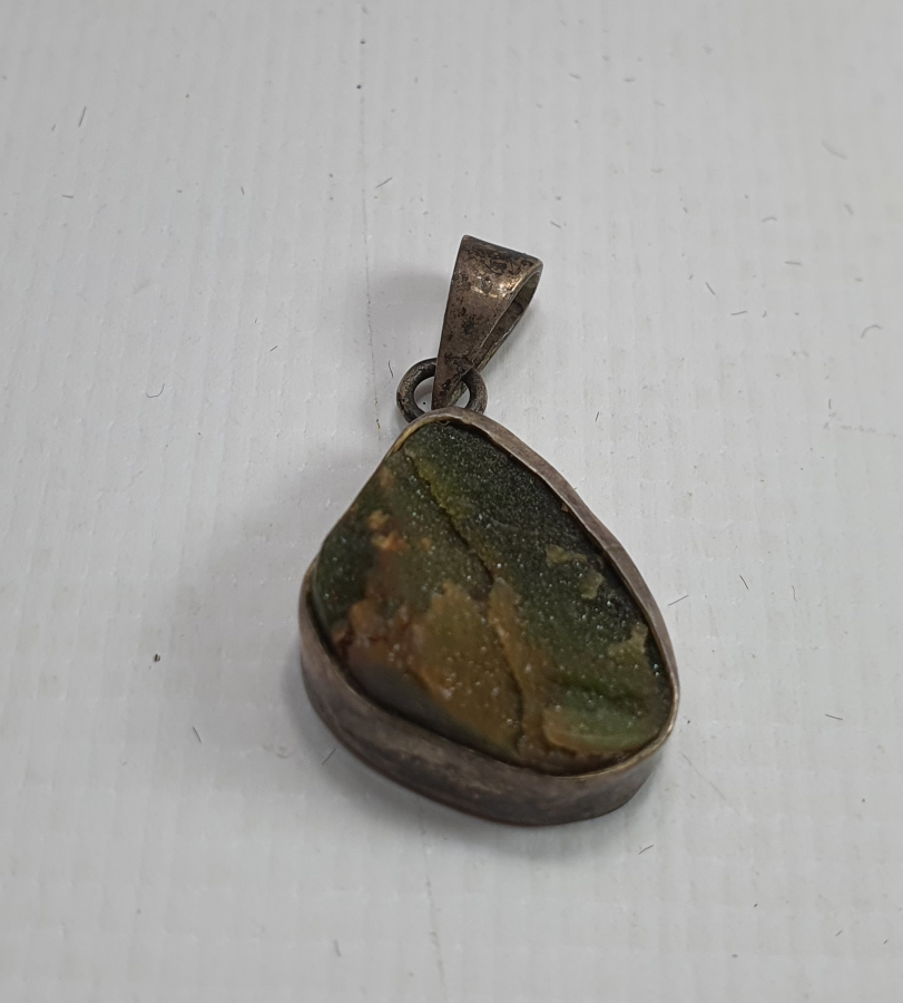 ÜZERİNDE İŞLENMEMİŞ DOĞAL TAŞ BULUNAN GÜMÜŞ KOLYE UCU