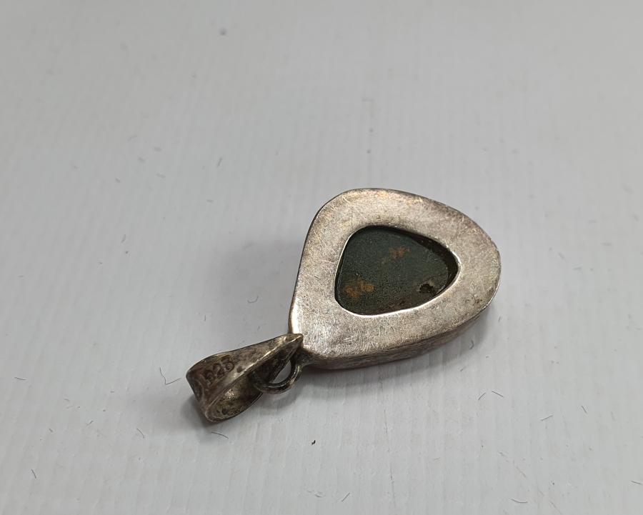 ÜZERİNDE İŞLENMEMİŞ DOĞAL TAŞ BULUNAN GÜMÜŞ KOLYE UCU