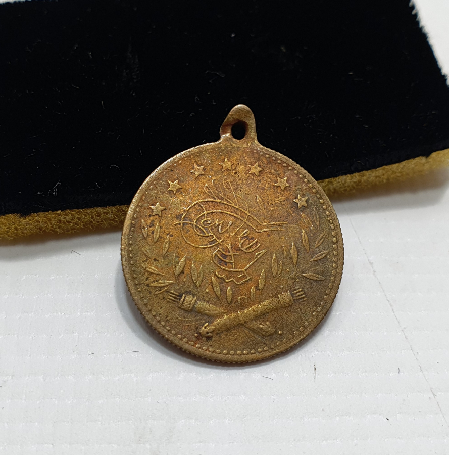 ÜZERİNDE OSMANLI DEVLET ARMASI BULUNAN KANUNİ ESASİ MADALYASI