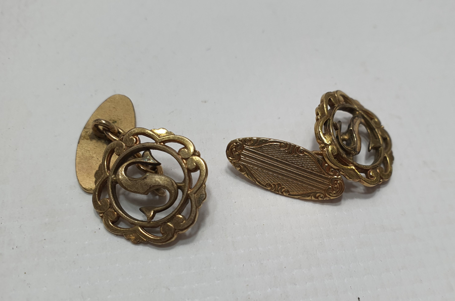 ÜZERİNDE S HARFİ BULUNAN ALTIN KAPLAMA VE KALEM İŞÇİLİKLİ ANTİKA KOL DÜĞMELESİ