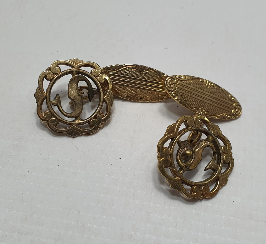 ÜZERİNDE S HARFİ BULUNAN ALTIN KAPLAMA VE KALEM İŞÇİLİKLİ ANTİKA KOL DÜĞMELESİ