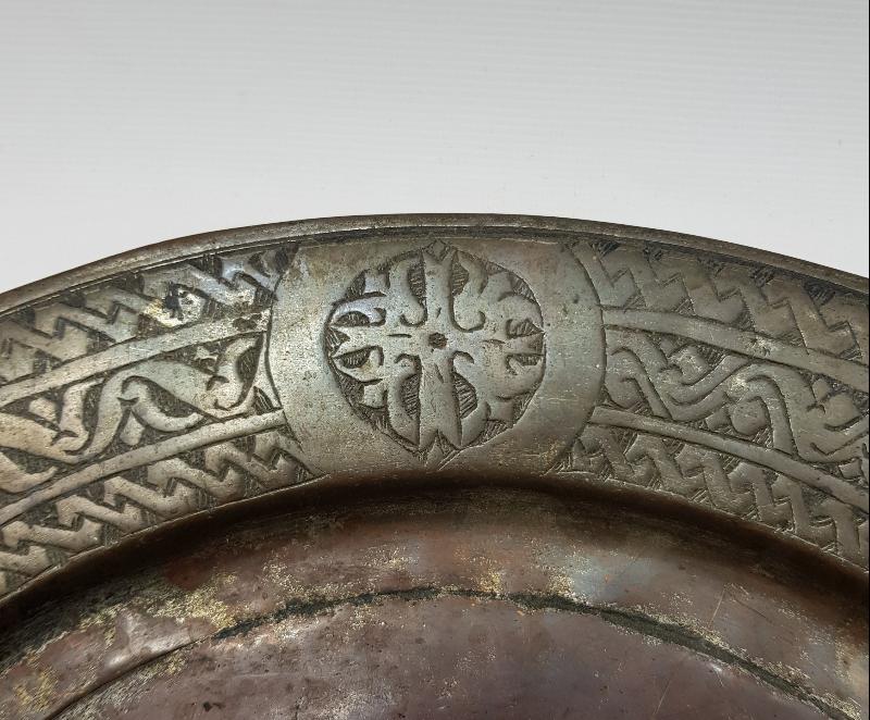 OSMANLI DÖNEMİ HAÇ MOTİFLİ KALLAVİ BOY RUM İŞİ BAKIR TABAK 