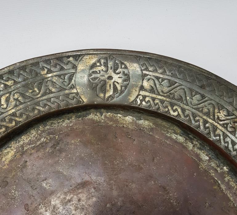 OSMANLI DÖNEMİ HAÇ MOTİFLİ KALLAVİ BOY RUM İŞİ BAKIR TABAK 