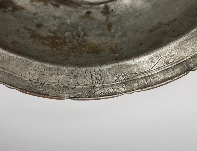 OSMANLICA YAZILI KALLAVİ BOY DİLİMLİ BAKIR TABAK 