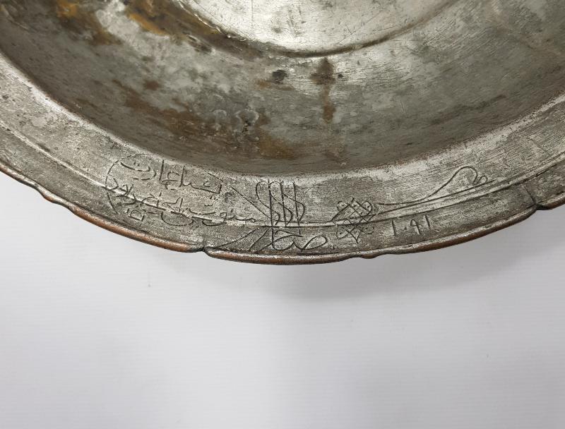 OSMANLICA YAZILI KALLAVİ BOY DİLİMLİ BAKIR TABAK 