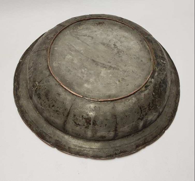 OSMANLICA YAZILI KALLAVİ BOY DİLİMLİ BAKIR TABAK 