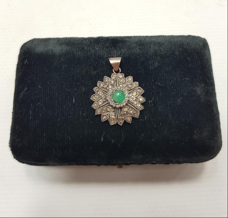 ZÜMRÜT VE ELMASLARLA SÜSLÜ ALTIN KOLYE UCU